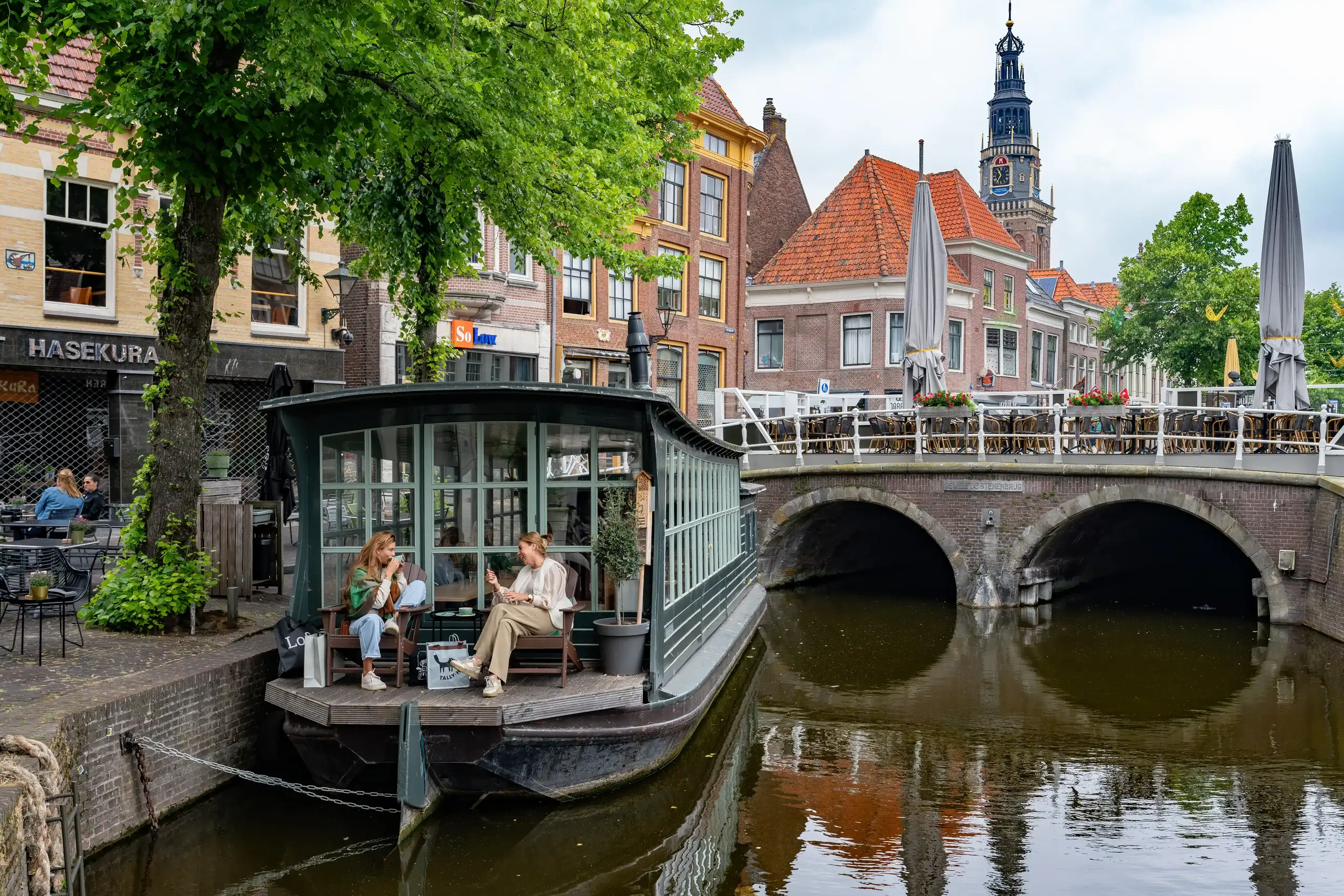 Vrouwen drinken een drankje bij Anne & Max